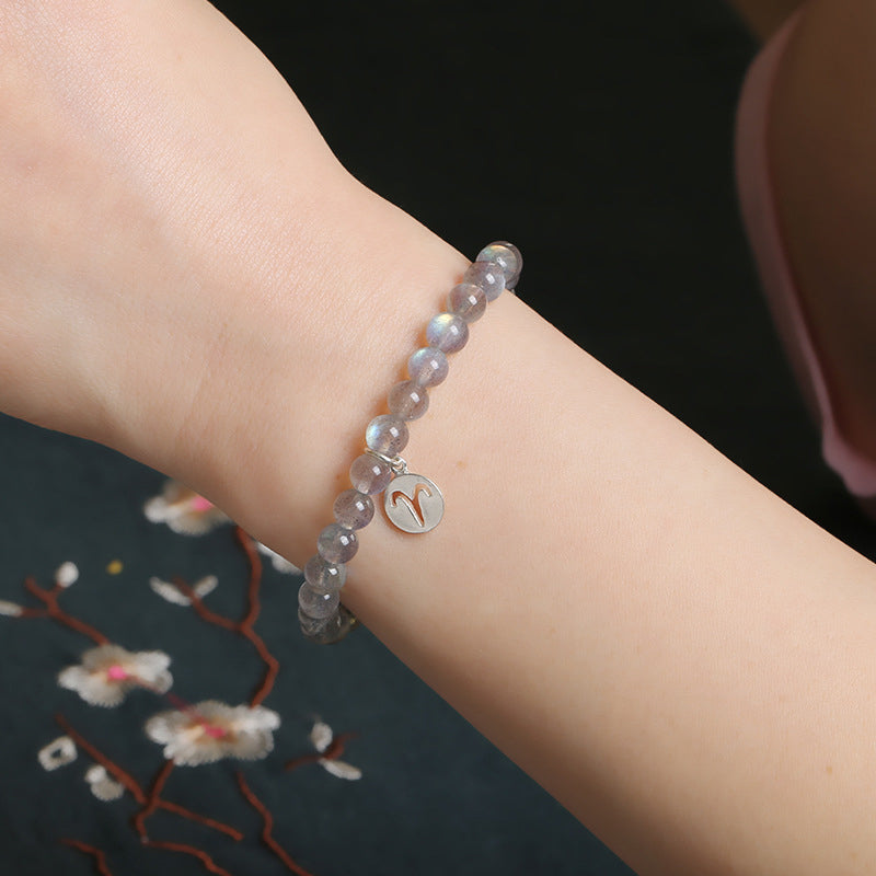 Armband Mondstein Mond mit silbernem Anhänger am Handgelenk getragen