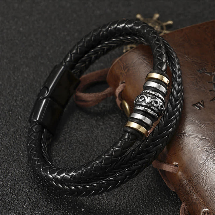 Schwarzes geflochtenes Lederarmband – Balance mit Metallverzierungen.
