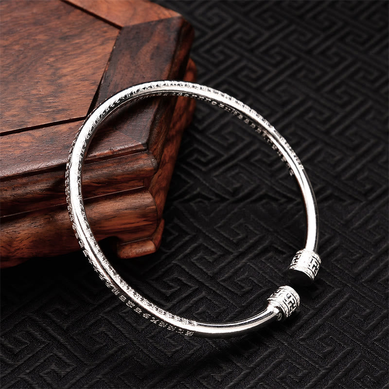 Silbernes Armband Kupfer Herzsutra Glück Energie Handgelenk elegant getragen.