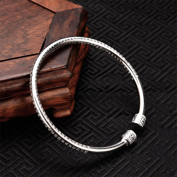 Silbernes Armband Kupfer Herzsutra Glück Energie Handgelenk elegant getragen.