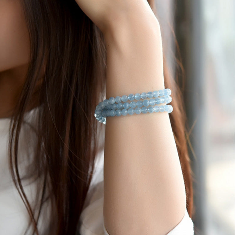 Armband Aquamarin – Heilung & Frieden, hellblaue Perlen elastisch am Handgelenk