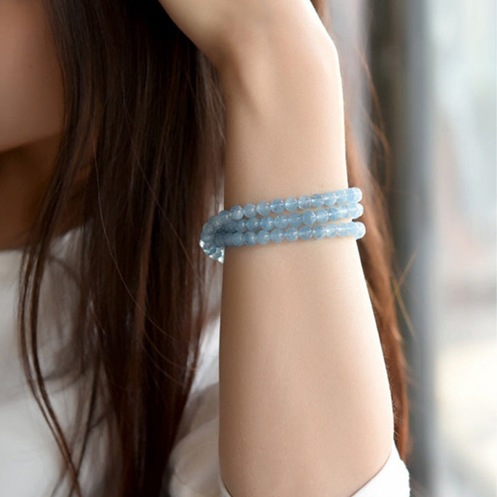 Armband Aquamarin – Heilung & Frieden, hellblaue Perlen elastisch am Handgelenk