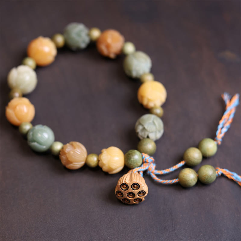 Sandelholz Bodhi Lotus Armband mit Perlen mehrfarbig elastisch getragen