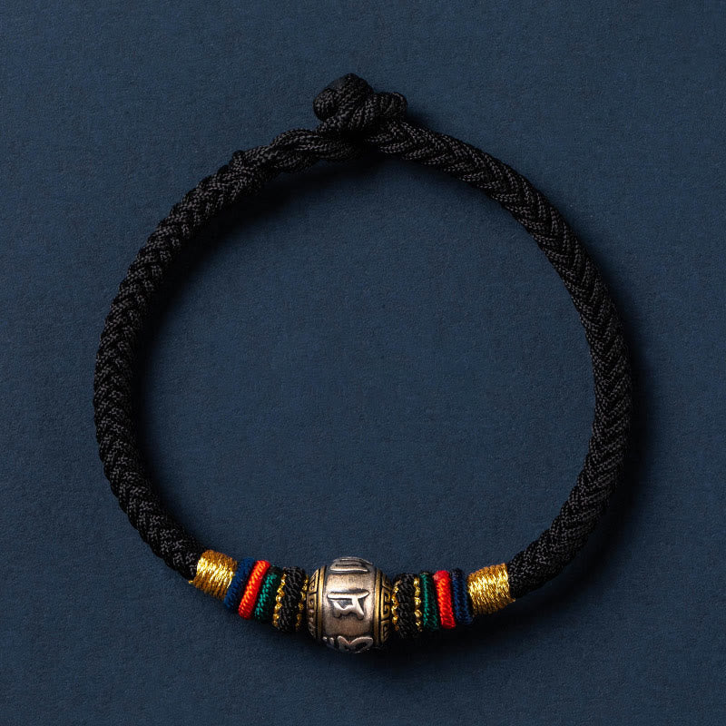 Geflochtenes schwarzes Armband mit silbernem Om Mani Padme Hum Anhänger.