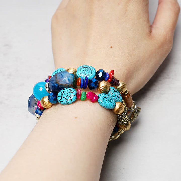 Armband Türkis Achat am Handgelenk getragen bunter Naturstein elastisch
