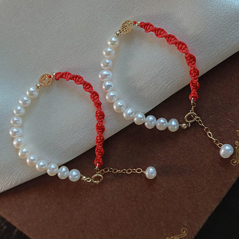 Armband Perle – Schutz & Glück rote Kordel weiße Perlen goldene Verschlüsse