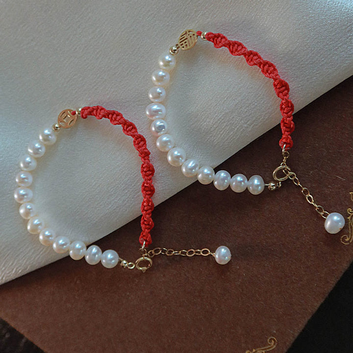 Armband Perle – Schutz & Glück rote Kordel weiße Perlen goldene Verschlüsse