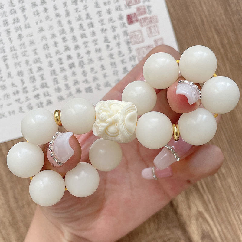 Weißes Jade Armband mit Bodhi Anhänger elegant getragen