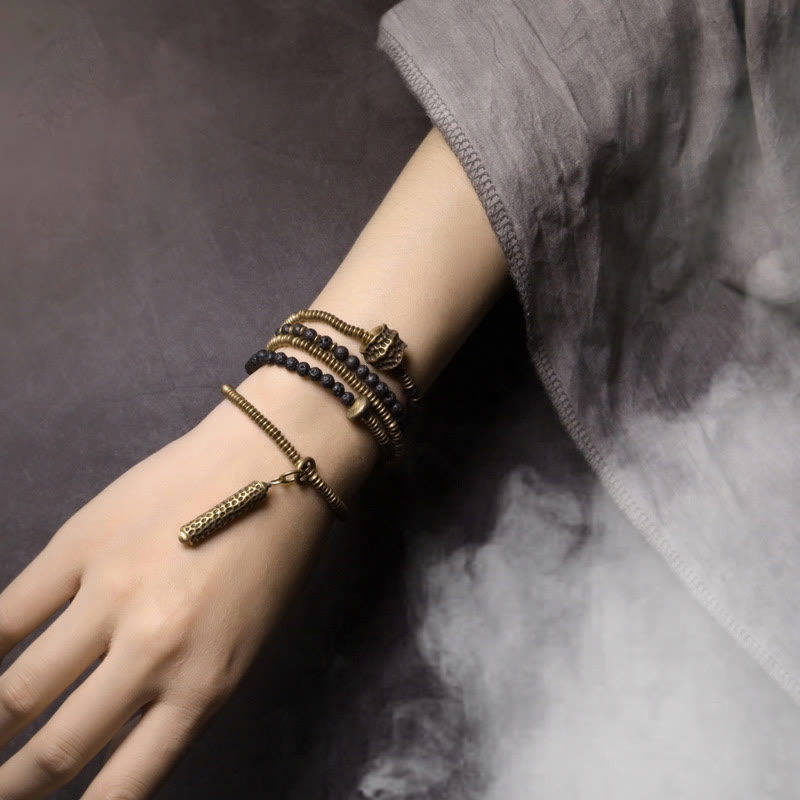 Armband Kupfer – Heilung am Handgelenk mit mehreren Metallsträngen getragen