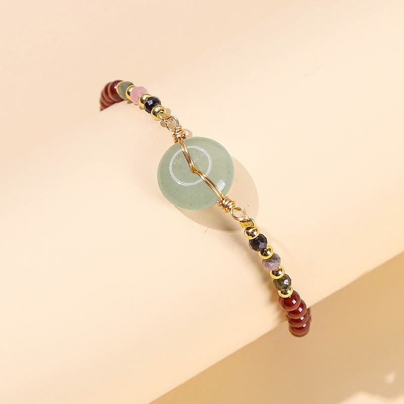 Armband Granat mit grünem Jade Anhänger elegant gestylt