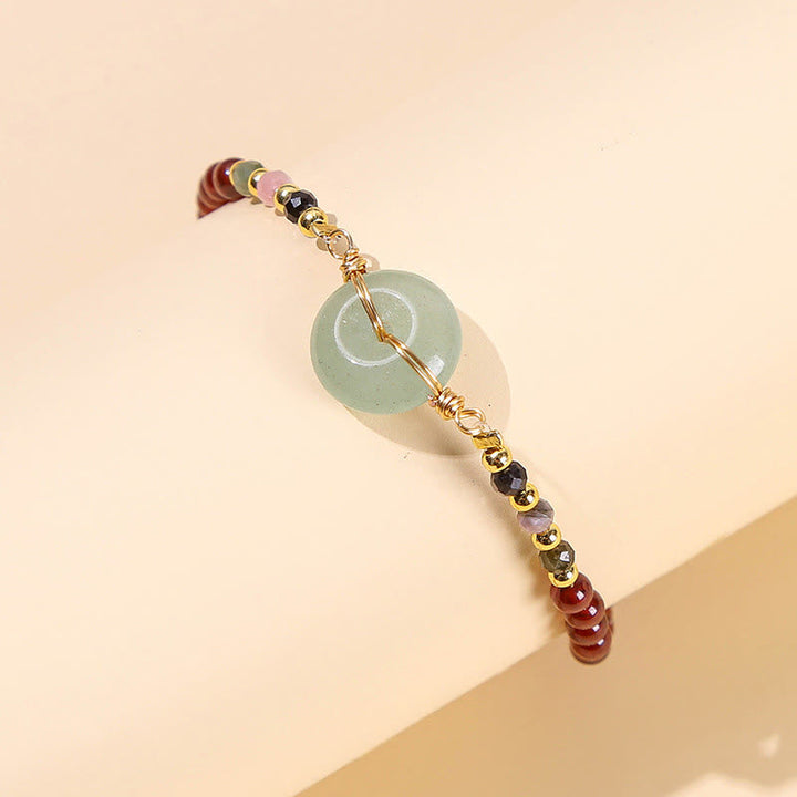 Armband Granat mit grünem Jade Anhänger elegant gestylt