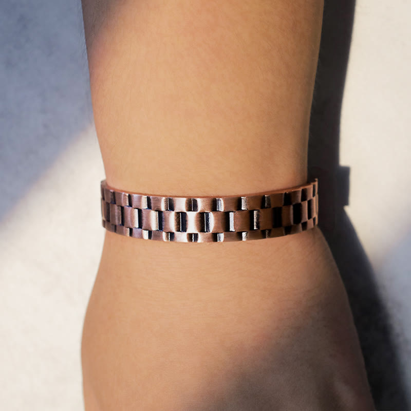 Kupfer Armband am Handgelenk getragen glänzend poliert Balance Energie