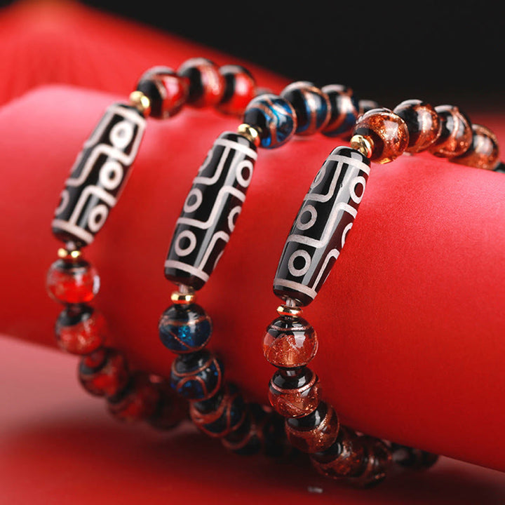 Armband – Wohlstand Balance mit schwarzen Perlen und roten Steinen elegant.