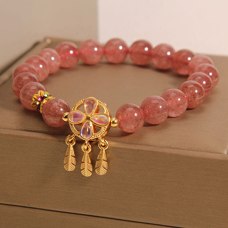 Armband Erdbeerquarz Kleeblatt mit goldenen Blattanhängern elegant.