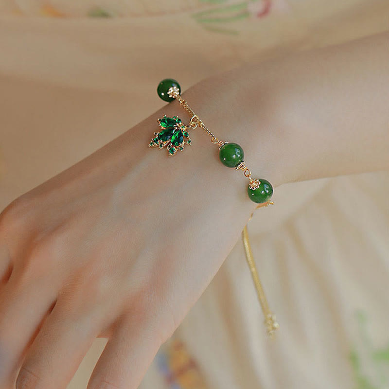 Grünes Jade Armband – Stärke & Mut & Energie am Handgelenk getragen
