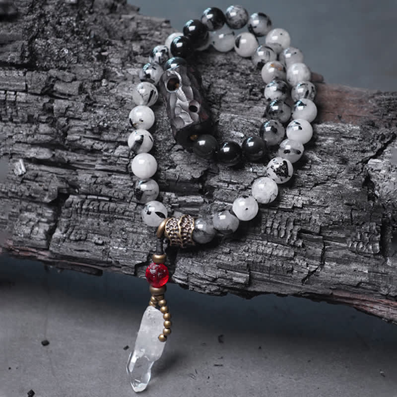 Armband mit weißen Kristallperlen und schwarzem Ebenholz Anhänger elegant.