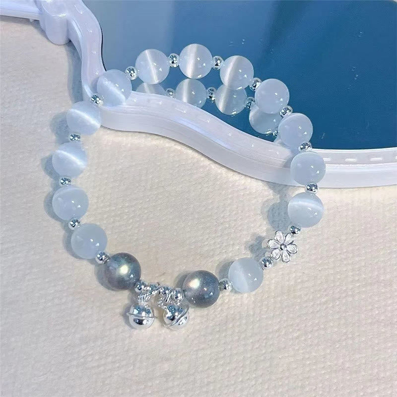 Armband Kristall Pfirsichblüte weiß silber Perlen am Handgelenk getragen