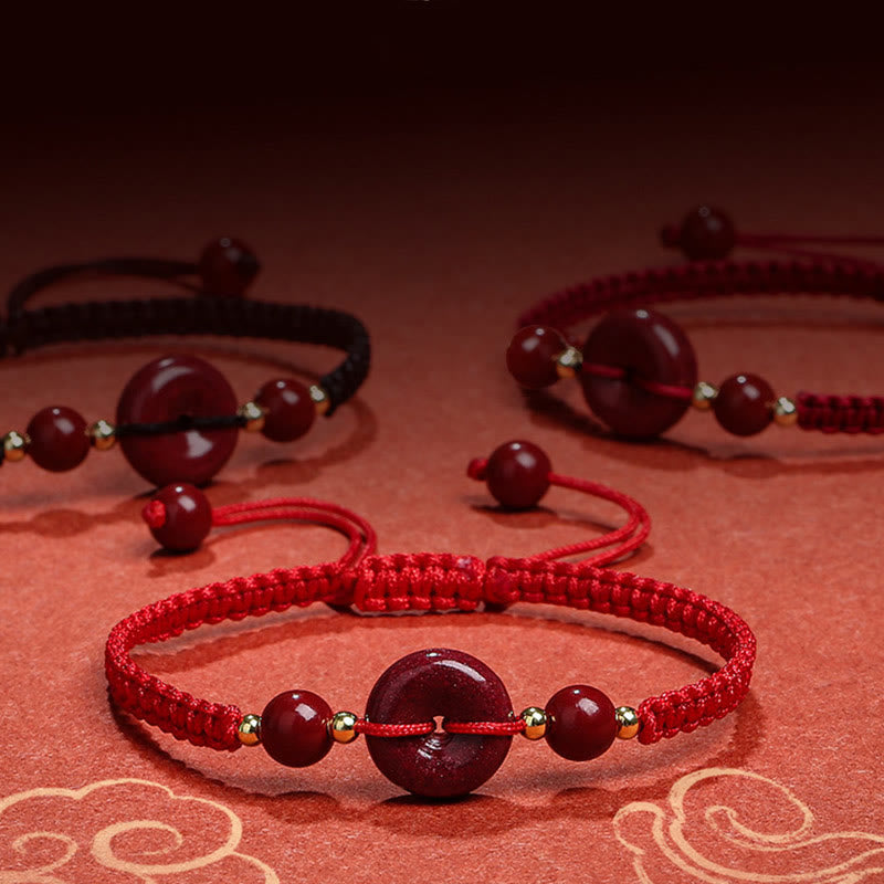 Zinnober Armband mit roten Perlen und Makramee Knoten elastisch