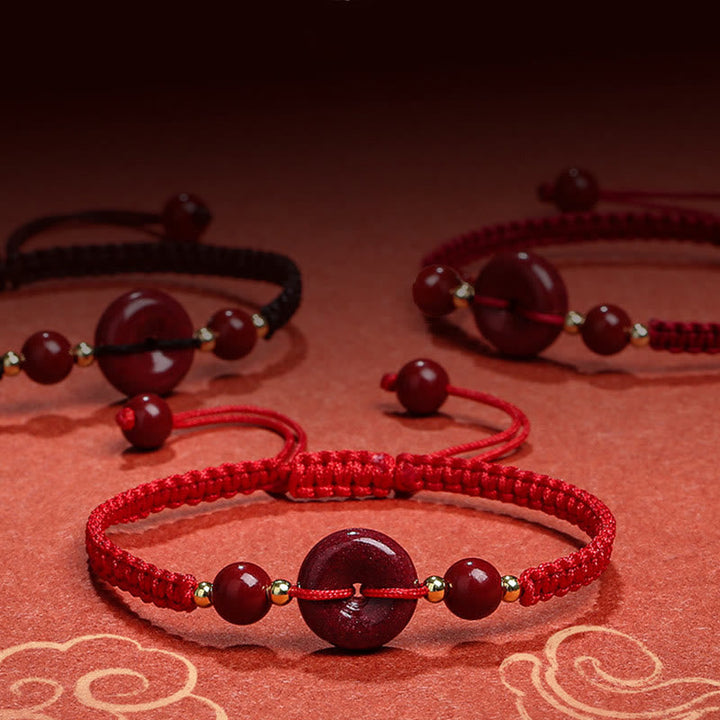 Zinnober Armband mit roten Perlen und Makramee Knoten elastisch