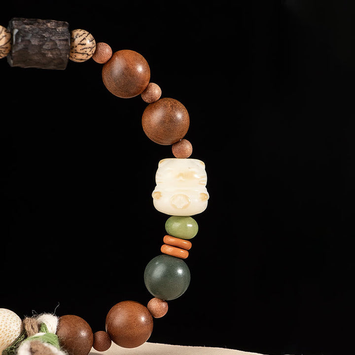 Bodhi Armband mit braunen Holzperlen und Schutzsteinen elastisch.