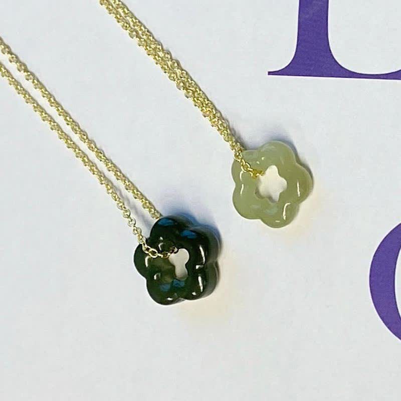Jade Blume Kette Anhänger grün weiß gold Naturstein elegantes Design