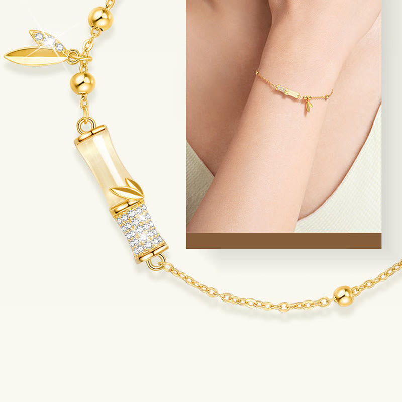 Goldenes Armband mit Perlen und Kristallen am Handgelenk getragen elegant