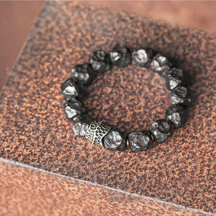 Armband Kupfer Ebenholz Paar auf rustikalem Hintergrund elegant präsentiert.