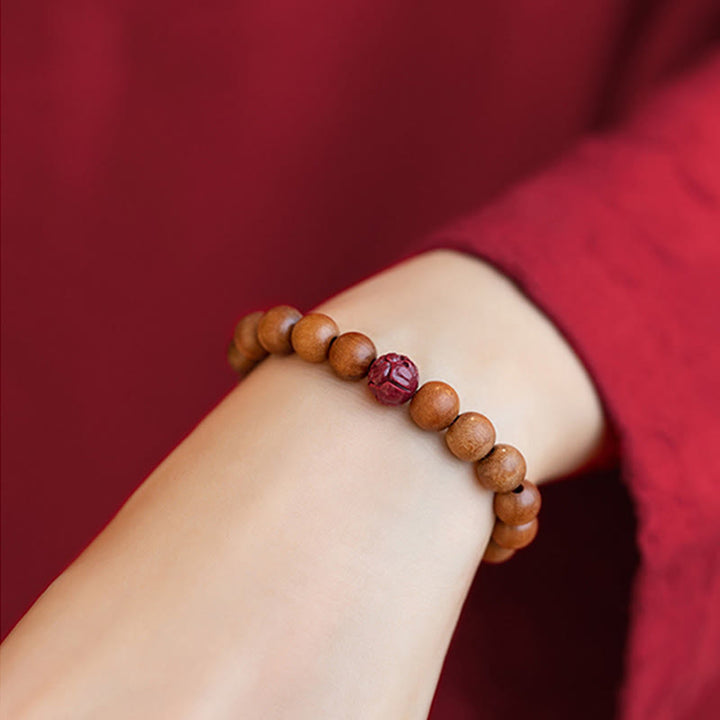 Armband Zinnober Lotus – Glück & Wohlstand Holzperlen elastisch getragen