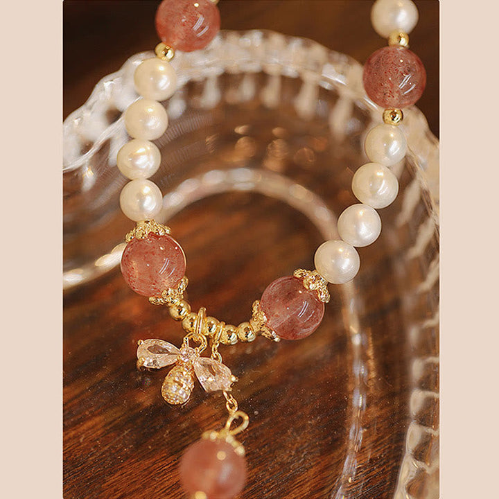 Armband Erdbeerquarz Perle – Heilung mit goldfarbenen Blütenanhängern elegant.