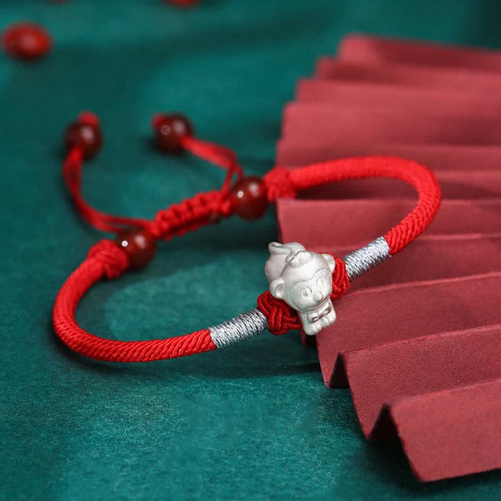 Rotes Armband 925 Silber Chinesisches Tierkreis mit Katzenfigur Flachlage