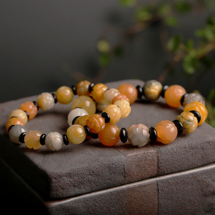 Jade Lotus Armband mit braunen und weißen Steinen elegant präsentiert