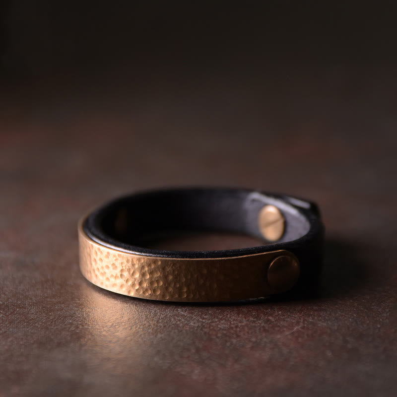 Armband Kupfer mit strukturierter Oberfläche schwarzes Leder elegant.