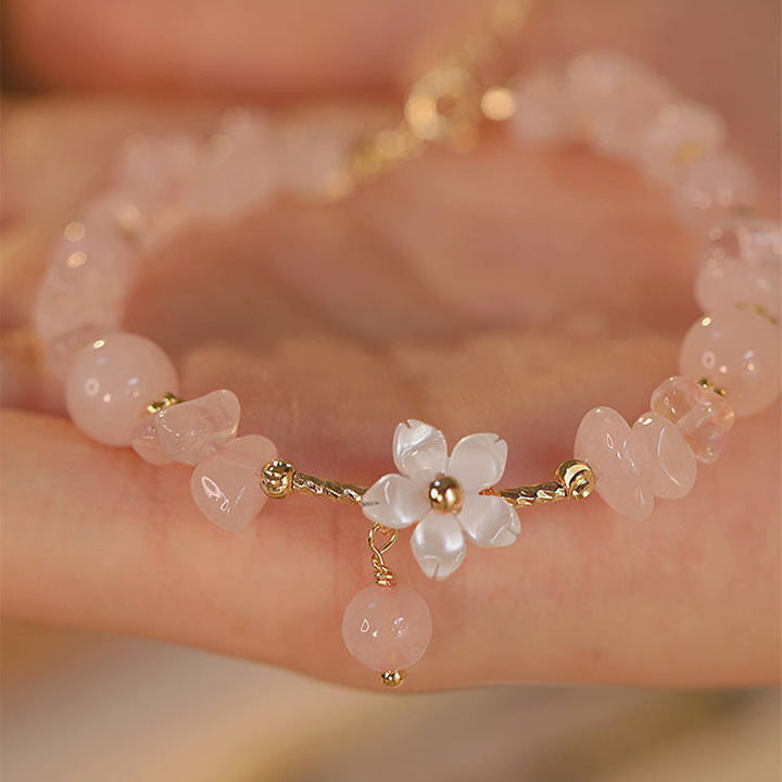 Rosaquarz Kristall Armband Liebe auf Hand getragen zartes Rosé