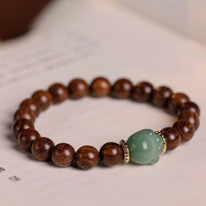 Sandelholz Armband mit grünem Jadeit-Stein Naturperlen elastisch.