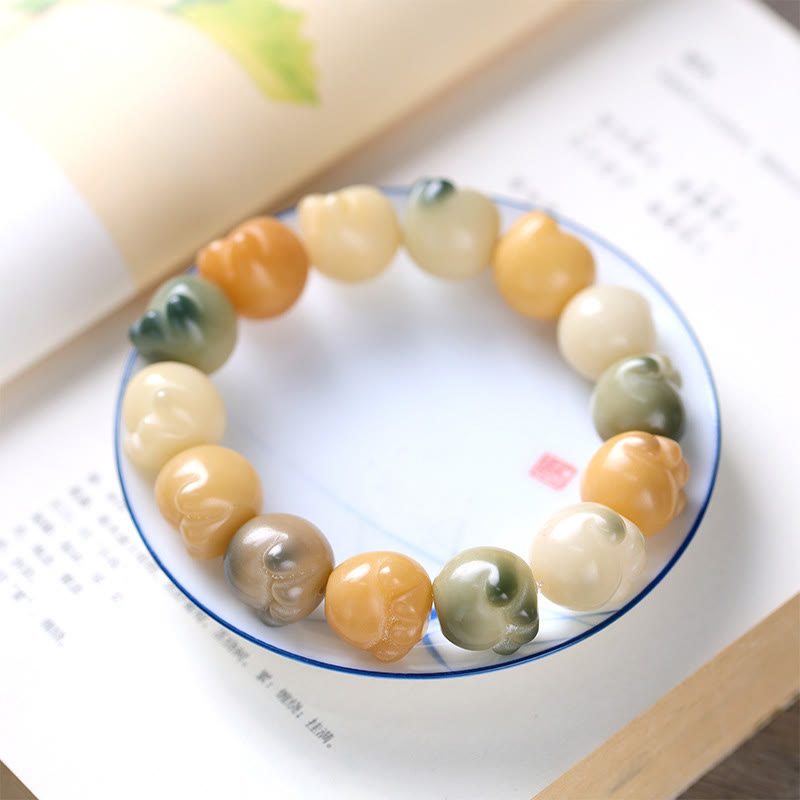 Bodhi Katze Armband mit Natursteinen in Creme, Orange und Grün Tönen.