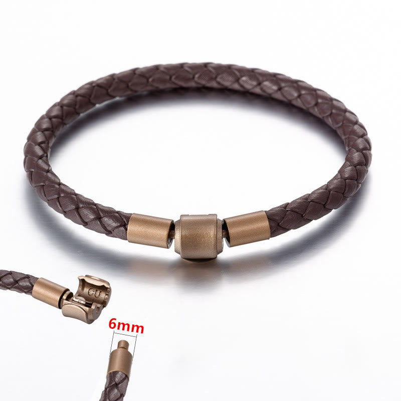 Braunes geflochtenes Leder Armband mit bronzefarbenen Verschlüssen Detail