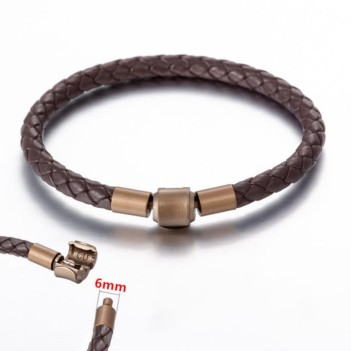 Braunes geflochtenes Leder Armband mit bronzefarbenen Verschlüssen Detail