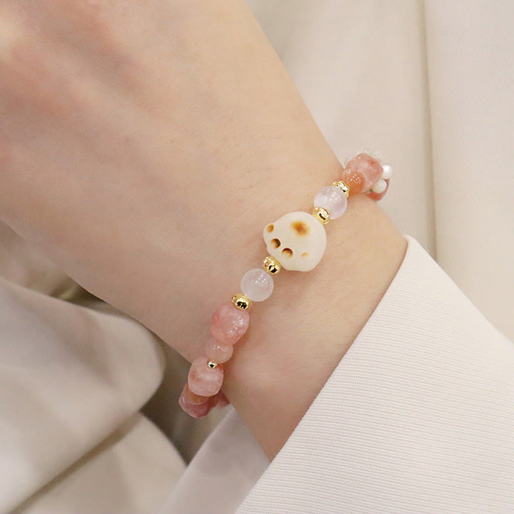 Armband Achat Bodhi Katze rosé Naturstein elegant am Handgelenk getragen