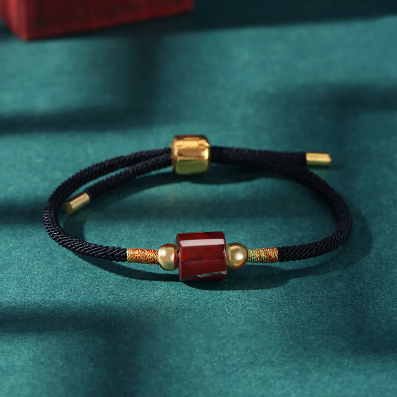 Schwarzes elastisches Armband mit roten Steinen und goldenen Perlen Schmuck