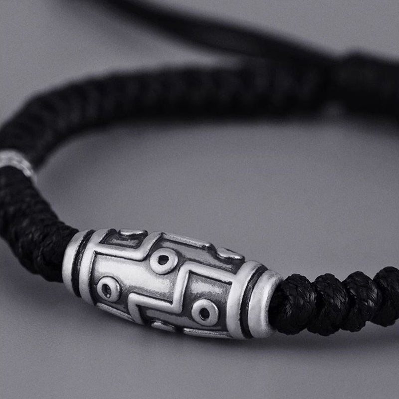 Schwarzes Armband 925 Silber mit graviertem Mittelteil elegant getragen.