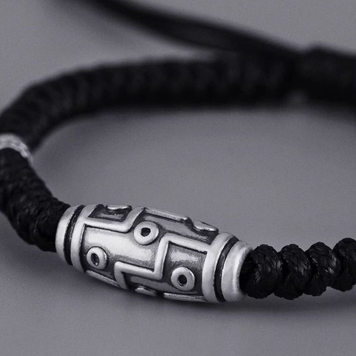 Schwarzes Armband 925 Silber mit graviertem Mittelteil elegant getragen.