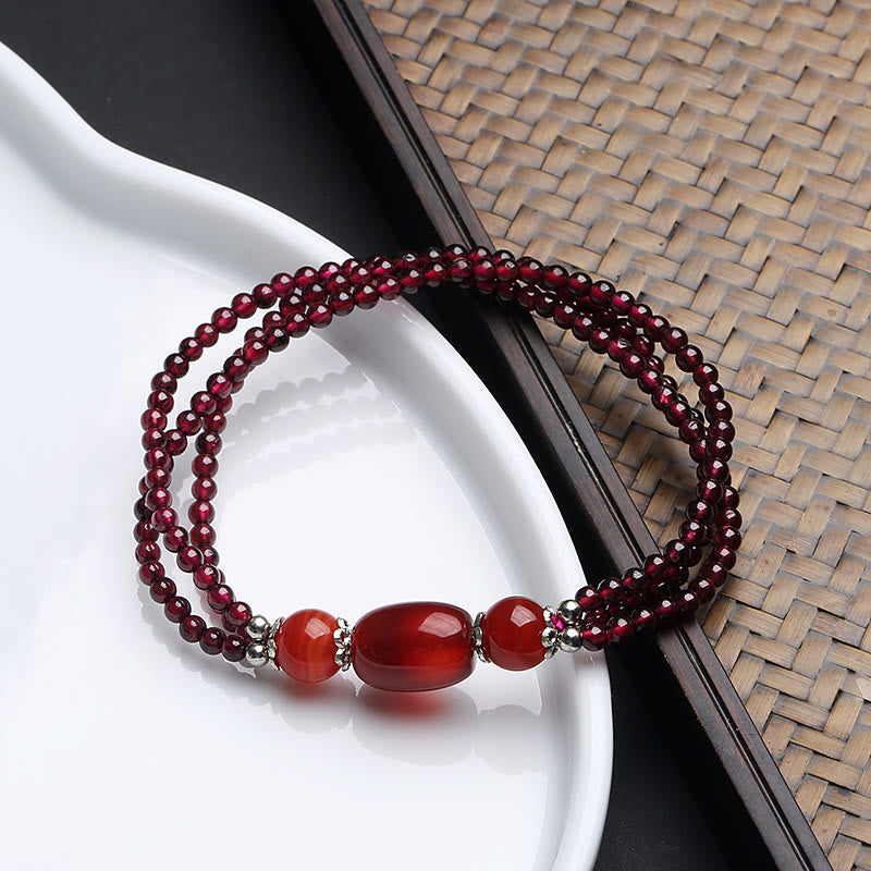 Armband Roter Achat Granat auf weißer Schale Naturstein Schmuck