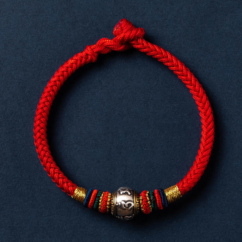 Rotes geflochtenes Armband mit silbernem Om Mani Padme Hum Anhänger elegantes Design.