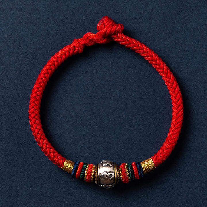Rotes geflochtenes Armband mit silbernem Om Mani Padme Hum Anhänger elegantes Design.