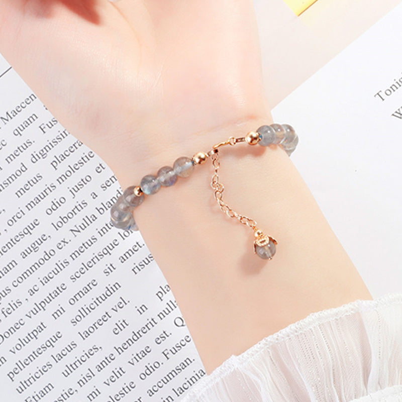 Armband Erdbeerquarz Mondstein Pixiu Heilung am Handgelenk getragen