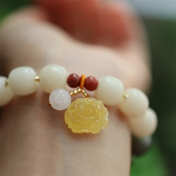Bodhi Lotus Armband mit weißen Perlen und gelbem Stein am Handgelenk