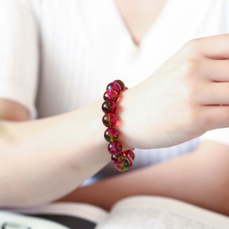 Rotes Turmalin Armband am Handgelenk getragen Naturstein elastisch Liebe Weisheit