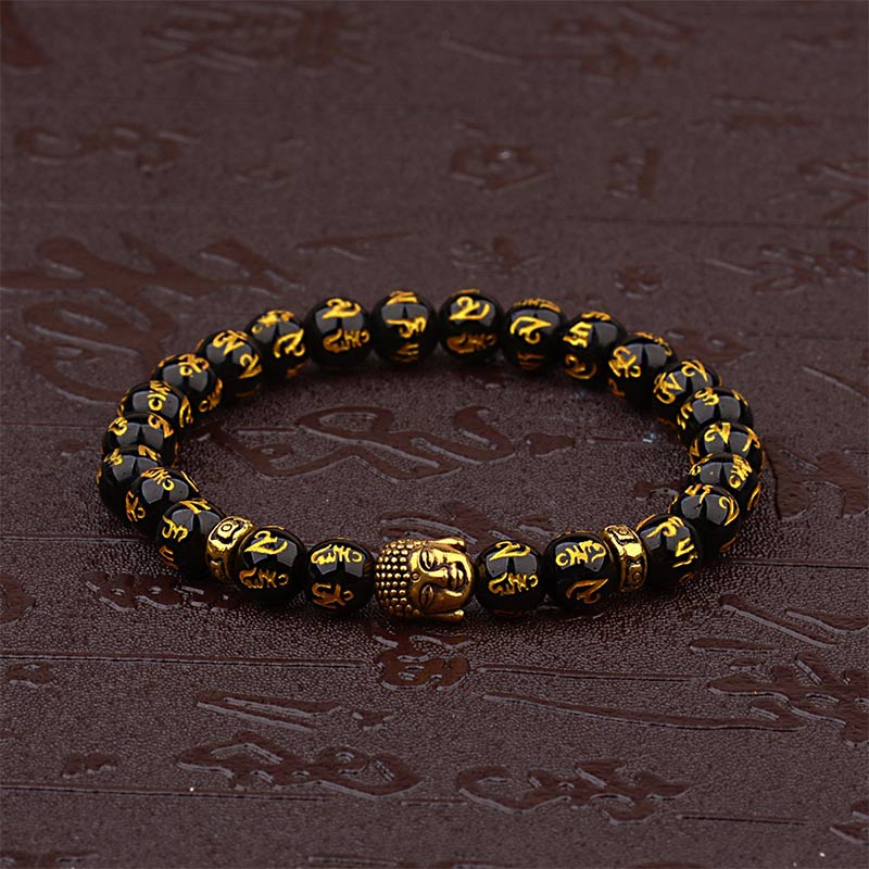 Schwarzes Armband Tibet Buddha Mantra Amulett mit goldenen Symbolen Flatlays