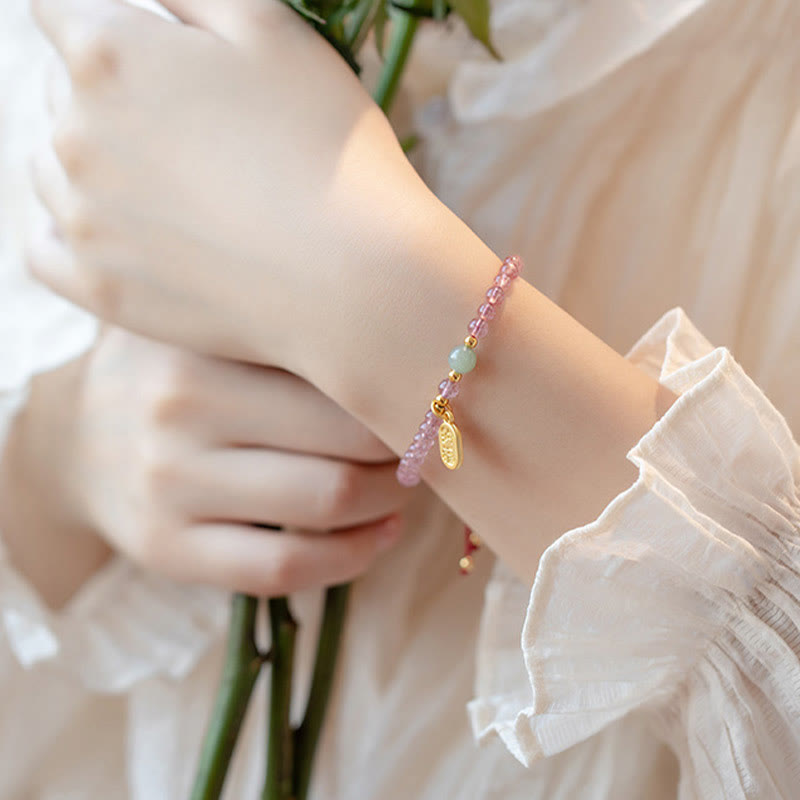Armband Erdbeerquarz Granat Fu-Zeichen am Handgelenk getragen elegant