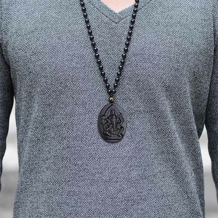 Obsidian Kette mit Ganesha Anhänger, schwarzer Naturstein Halskette getragen